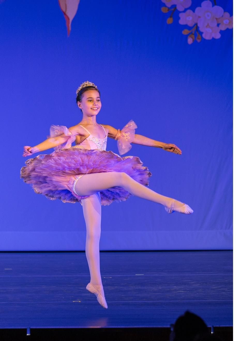 Kind beim Ballettunterricht