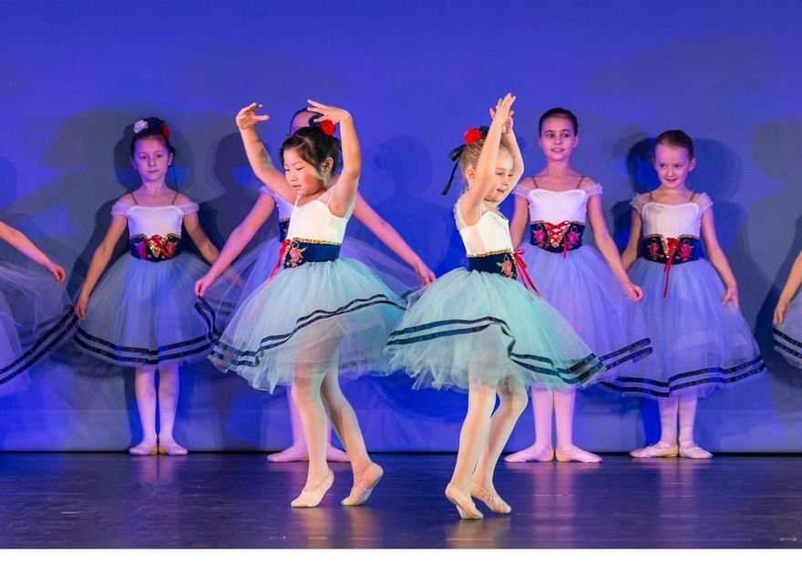 Ballet Kids Gruppe auf der Bühne