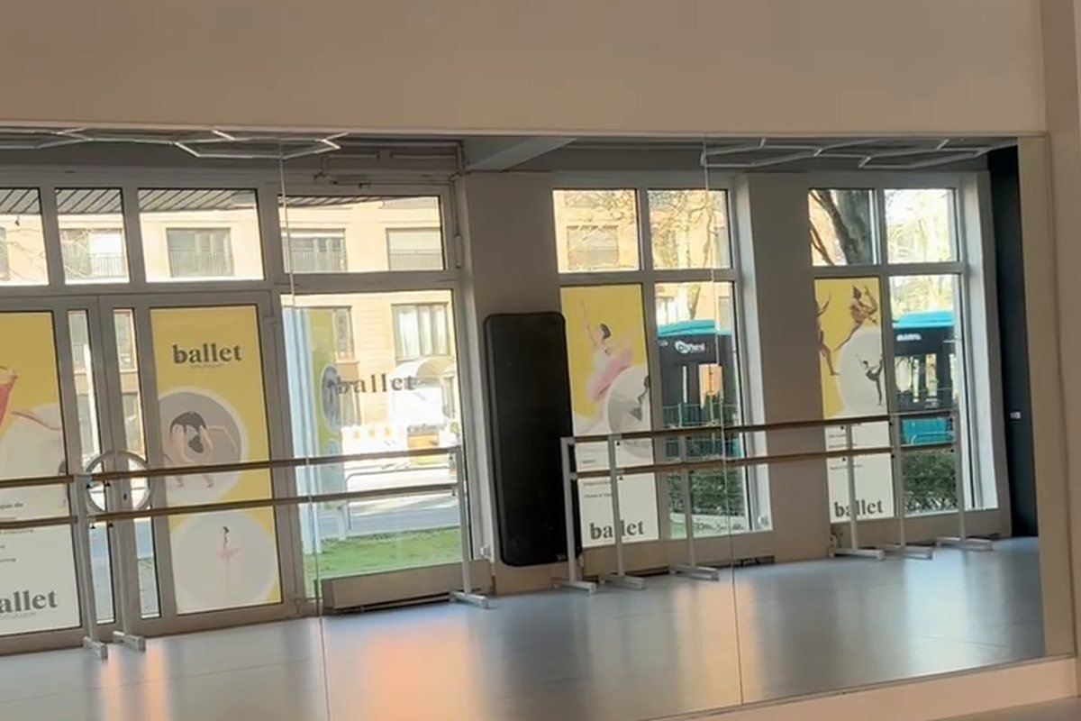 Blick auf die Fensterfront mit Ballettstangen im Studio Adickesallee